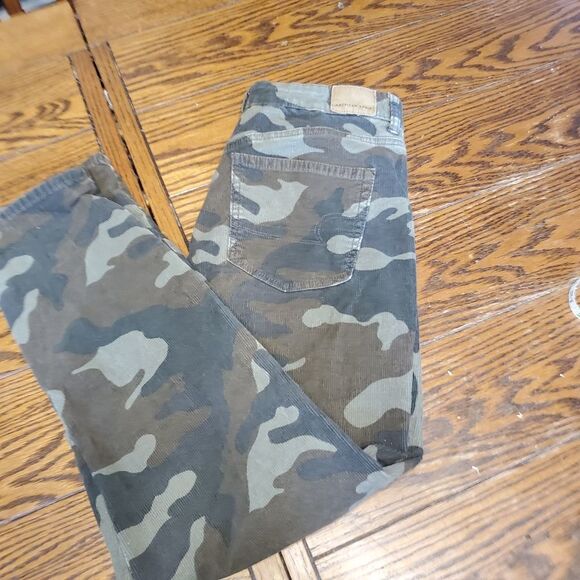 American Eagle Camo corduroy Mom Jean sz 6 - Picture 2 of 6